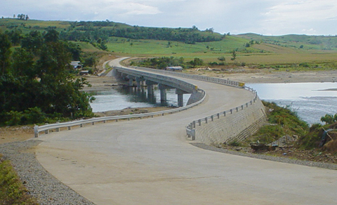 無償資金協力で建設された7橋梁のうちのAbuan橋。