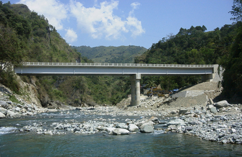 無償資金協力で建設された7橋梁のうちのAmburayan橋。