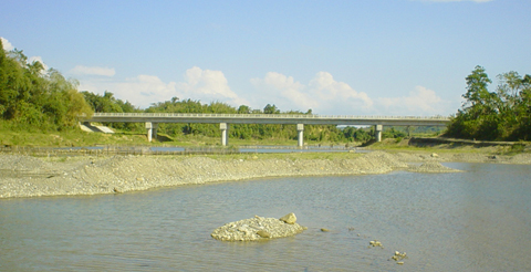 無償資金協力で建設された7橋梁のうちのCapissayan橋。