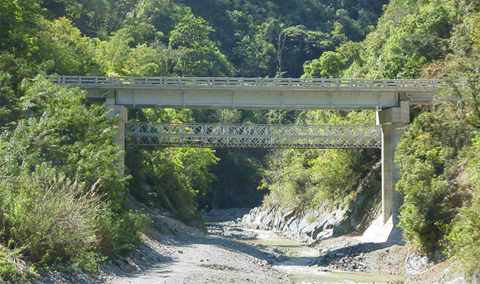 無償資金協力で建設された7橋梁のうちのMambolo橋。