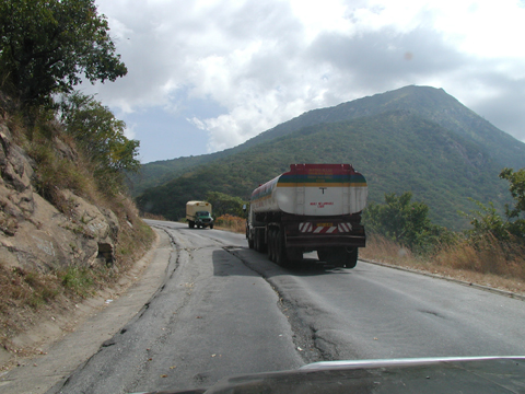 協力実施前のタンザム幹線道路（キトンガ峡谷）の様子（協力準備調査時撮影）