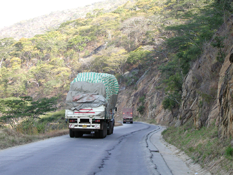 協力実施前のタンザム幹線道路（キトンガ峡谷）の様子（協力準備調査時撮影）