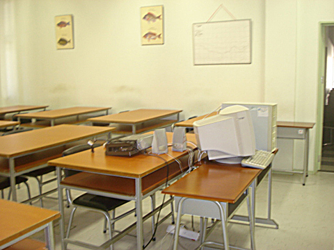 研修室（小）の様子。プロジェクター、スクリーン、コンピューターなどのワークショップ用機材の供与も行われ、研修で用いられている。