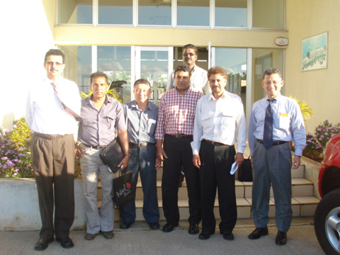 2010年5月、マダガスカル事務所長の現地視察時の写真。同センター職員と共に。