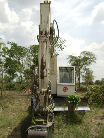 バッタンバン州のカンボジア地雷対策センター（以下、CMAC）第2地雷除去支部事務所管轄下にて稼働している灌木除去機