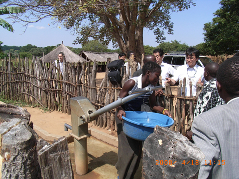 本協力で建設された井戸を利用する女性