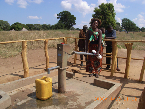 本協力で建設された井戸を利用する女性