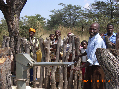 本協力で建設された井戸を利用する男性