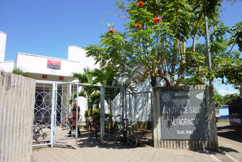 建設されたオメテペ島ALTA GRACIA保健センターの外観。この他、6保健センターが建設されている。地方では無償で医療が受けられる保健センターが拠り所となっている。