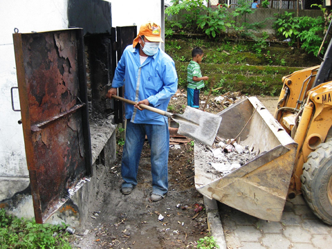 マナグア市EDGAR LANG保健センターでは、定期的なゴミ収集が実施されている。