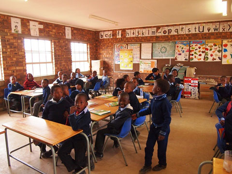この協力で整備されたChief Luthuli小学校。教室棟に加え、生徒用の机や椅子、黒板が整備された。