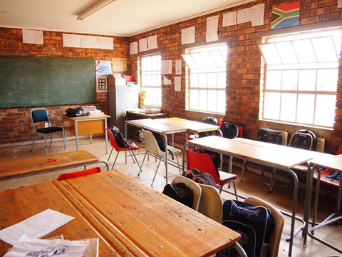 この協力で整備されたLangalibalele Community School。整備された黒板や机、椅子も丁寧に使われている。
