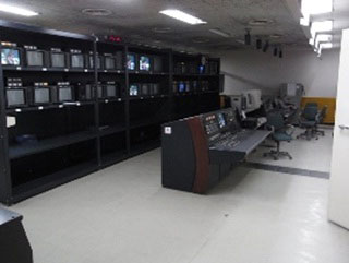 整備された主調整・ニューススタジオ調整室（カブールテレビ放送局）（2012年11月撮影、以下写真2～8まで同様）