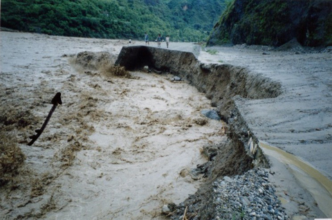 【被災部の状況】洪水による道路の流失