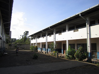 この協力で整備された2階建て校舎。