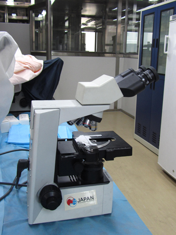 プロジェクトで供与した双眼顕微鏡。結核の診断となる喀痰塗抹検査のために使用しています。
