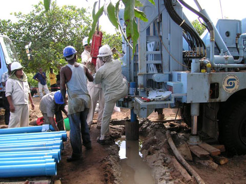 この協力の第2期の井戸掘削作業の状況。供与された井戸掘削機材により井戸の建設が進められた。