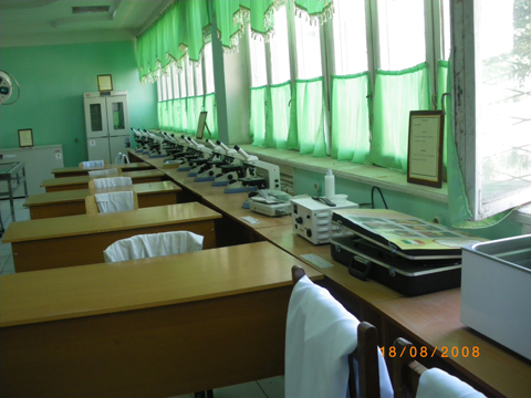 コーカンド職業カレッジ（Kokand Professional College）／農学・獣医学（Agronomy and Veterinary）：獣医学用顕微鏡（Microscopes and toolkit at the Veterinary class room）