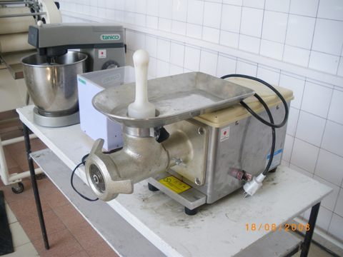 コーカンド職業カレッジ（Kokand Professional College）／家庭科（Public catering）：電気挽肉機（Electric mincing-machine and mixer）
