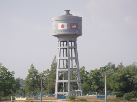 高架水槽：シェムリアップを走る国道6号線やシェムリアップへの飛行機からも日本とカンボジアの国旗が付いた本高架水槽を見ることが出来る。
