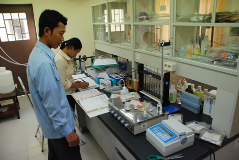水質試験室：技術協力プロジェクトにより育成された職員が水質検査を行っている。