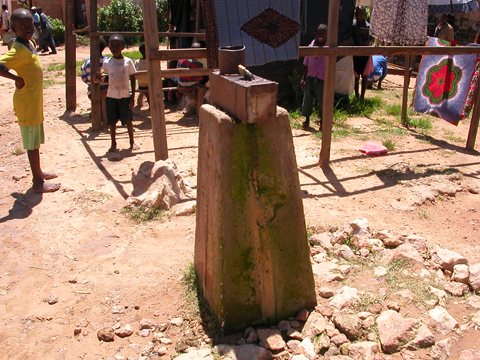 【協力実施前】ンゴンベ未計画居住区：故障中の手押しポンプ用井戸