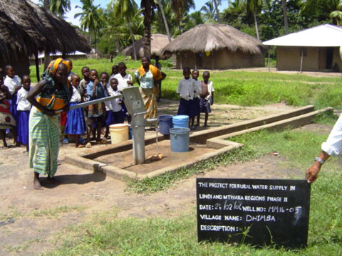 人力ポンプ井戸給水施設。人口が少ない村や集落が散開している村では運転コストがかかる動力ポンプ給水施設の運営維持管理は難しい。このような村には運転コストのかからないハンドポンプ井戸が建設された。32村、161箇所に建設された。