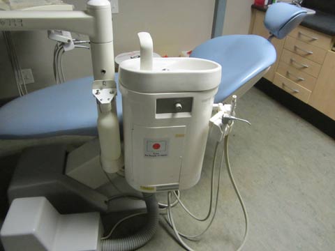 レタバ地方病院へ供与された歯科ユニット。供与後8年が経過するが、メンテナンスがなされ、現在も使用されている。