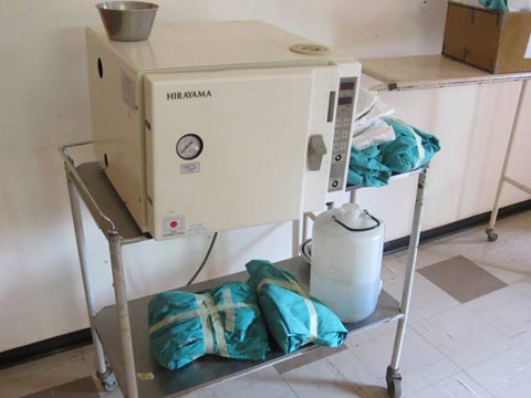 シルバナ保健センターに供与された滅菌器。供与後8年が経過するが、メンテナンスがなされ、現在も使用されている。