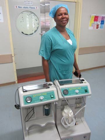 パトゥディ地区病院に供与された吸引器と外科スタッフ