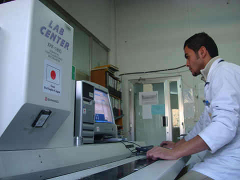 蛍光X線分析装置を使って試料の非破壊分析を行っているヨルダン人技師。