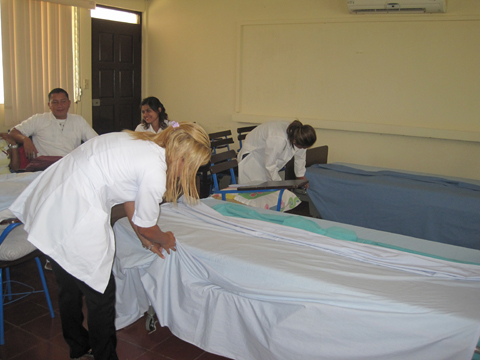 シーツ交換：供与されたベッドを使って、学生が放課後にシーツ交換の練習をしている様子。