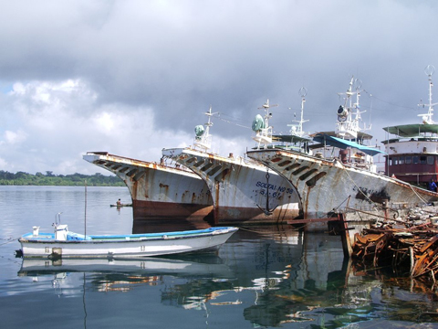 【協力実施前】修理岸壁に係留の修理船と廃船