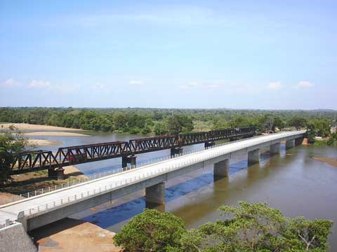 この協力で建設されたマナンピティヤ橋（手前が新設橋梁、奥が既設の鉄道道路併用橋）