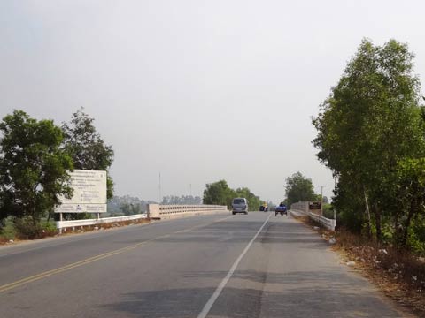 プノンペンからベトナム国境に延びる国道一号線上のNo.2橋梁。地元の交通に加えて国際長距離バス・トラックも通行する。