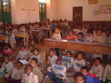 100人以上の過密教室。絶対的な教室数の不足は、教育の質にも影響を及ぼしている。（協力実施前撮影）