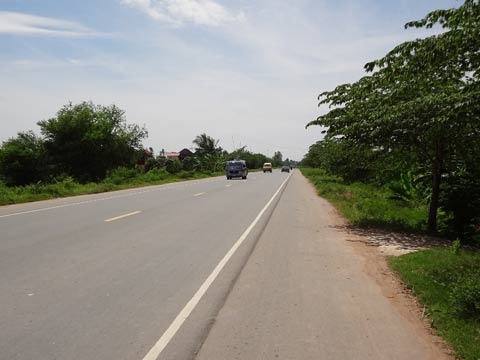 プノンペンからベトナム国境に延びる国道一号線。改修事業では道路拡幅だけでなく、洪水時にも冠水しないよう道路の嵩上げを実施。