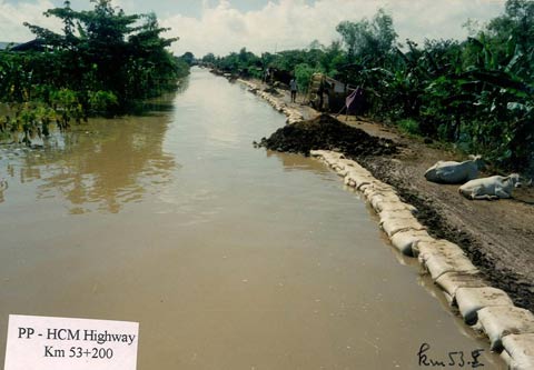 2000年の大洪水時には道路が冠水し交通が遮断された。