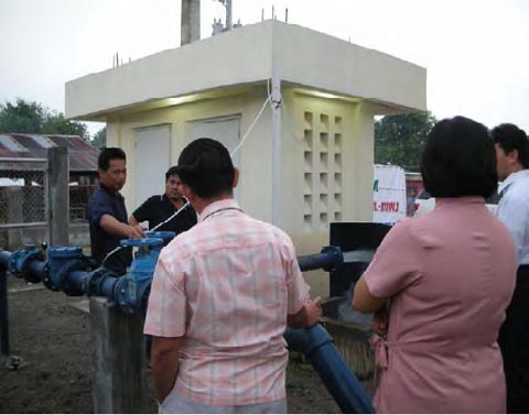 供与された給水設備を操作する、サン・マルセリノ水道区の技術者（左）