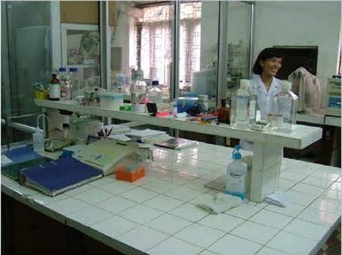 ウイルス学研究室内の様子（NIVR） 研究室はよく整備されており、カウンターパートによって熱心に実験が行われていた。