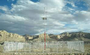 チベット日土の自動気象観測ステーション