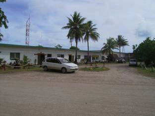 ミクロネシア漁業海事専門学校（FMI）の校舎。この校舎内に航海部門と機関部門の講義室と実習室がある。