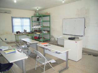機関部門の講義室。プロジェクターやスクリーンを備えている。