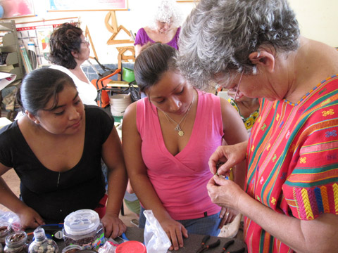 協力者による指導の様子。民芸品改善・開発支援では、女性グループの持っている技術や種々のリソースを活用し、現在持っているポテンシャルを最大限に引き出すことが重要です。商品のデザインをする際には、近隣の遺跡や博物館などを訪問して自身の民族の歴史と独自の文化に接し、マヤ族にゆかりのあるデザインを商品に盛り込むこと、また木の実や木材など身近な自然素材と、ハンモッグなど昔ながらの手法で生産されている材料の二つを積極的に使うことを心がけ、マヤ文化と地域の自然を取り入れたデザイン性の高い製品を生み出すことを学びました。