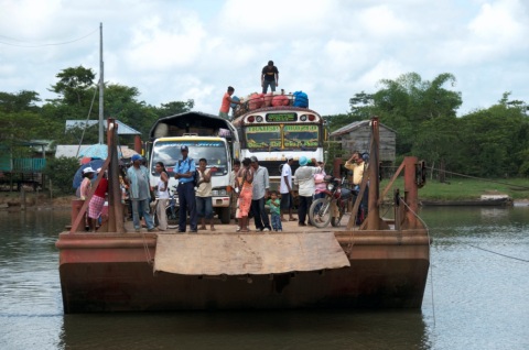 プロジェクト地域の村に向かう途中には、渡し船で渡らなければならない川もある。渡し船があることで、飲食物を売る村人の生活は、少し豊かになる。（Wawa川 Puerto Cabezas、RAAN 2010年9月10日）