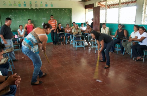 農民プロモーターの研修に集まった人々は、休憩時間、ゲームに興じて親交を深める。（Sumbila、Puerto Cabezas、RAAN 2010年9月10日）