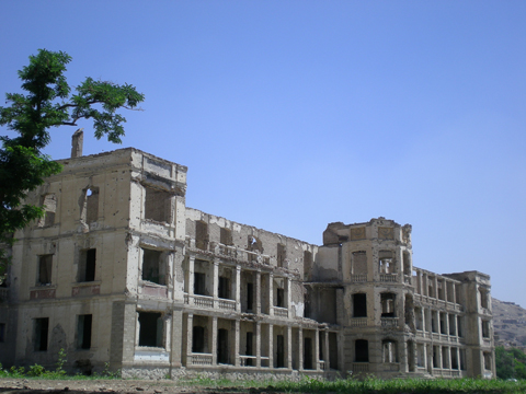 カブール医科大学教育病院である旧アリ・アバッド病院（内戦で破壊されている）