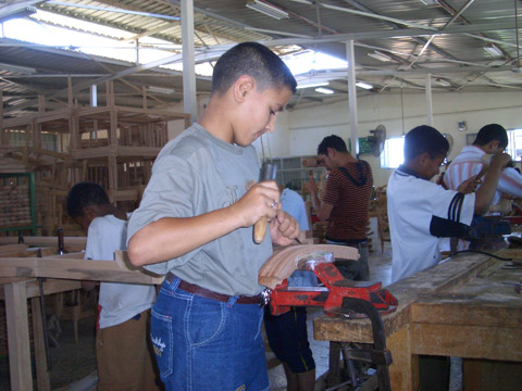 ダミエッタ家具工場2：放課後に実習をする職人の師弟