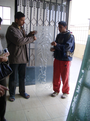 工芸ガラス工場で対日輸出可能性商人を発掘