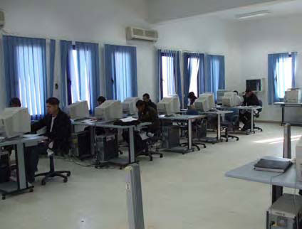 電気・電子技術者職業訓練センター（以下、CSFIEE）実習中の学生